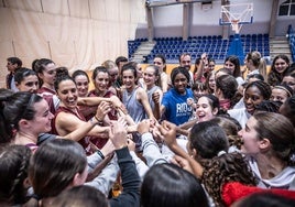 Las jugadoras del primer equipo estuvieron acompañadas el lunes por jugadoras de la cantera.