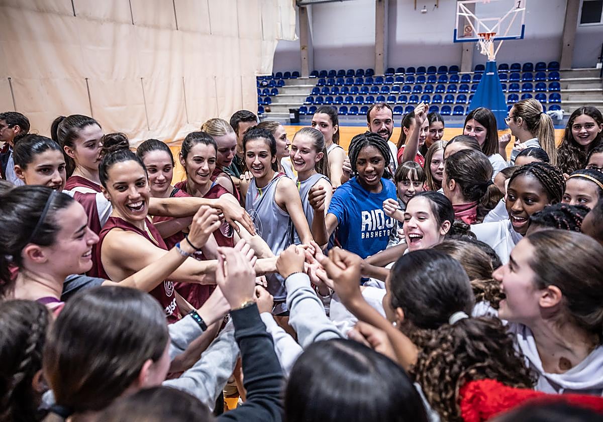 Las jugadoras del primer equipo estuvieron acompañadas el lunes por jugadoras de la cantera.
