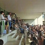 Aspirantes al cuerpo de maestros esperan para acceder a unas oposiciones.
