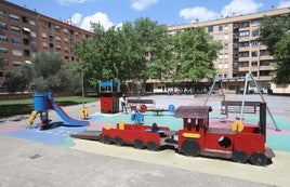 Juegos infantiles del parque de Cascajos, cuyo estado obsoleto recomendaba su sustitución.