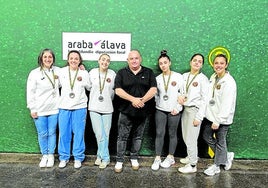 El presidente de la Riojana junto con algunas de las medallistas.