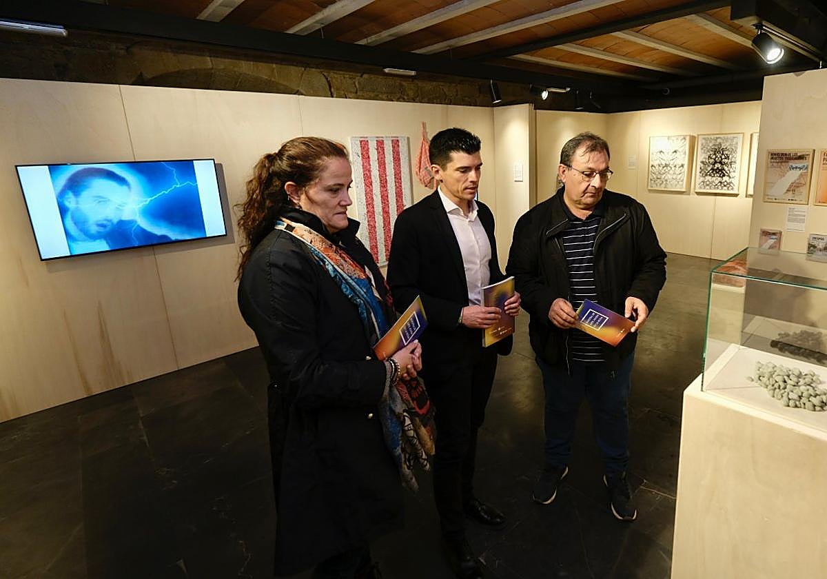 A la inauguración acudieron el director del IRJ y el alcalde de Briones.