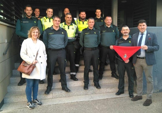 El alcalde calceatense llevó ayer el pañuelo festivo al cuartel de la Guardia Civil.