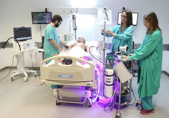 Preparativos del dispositivo, las máquinas y el paciente artificial utilizados en el curso de ECMO que se desarrolla en el Centro de Simulación del Cibir.