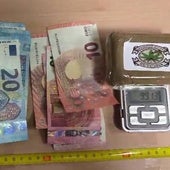 Dinero y droga incautada por la Guardia Civil.