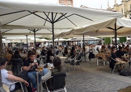 Terrazas en la plaza del Mercado durante la pandemia, a raíz de la cual la actividad no deja de acumular denuncias y quejas ciudadanas.