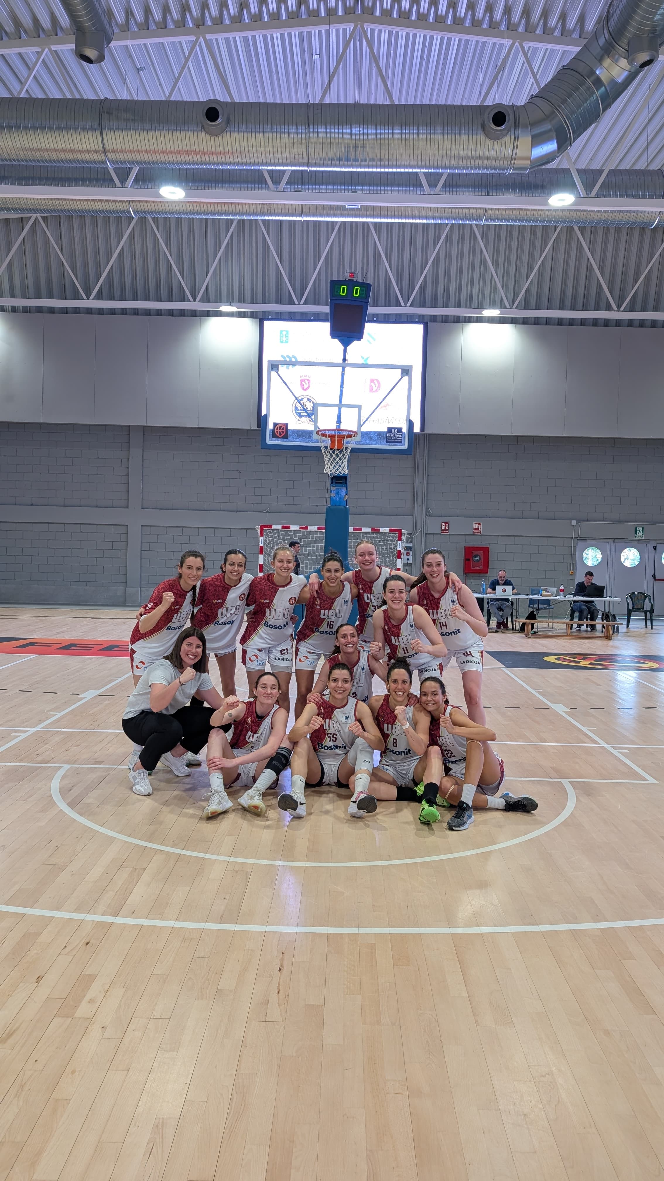 Las jugadoras riojanas celebran el triunfo ante el Alcorcón