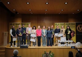 Los premiados en el concurso con Noemí Manzanos (Gobierno de La Rioja), María Cadarso (Ibercaja) y Clara Espinosa (Aceite de La Rioja).