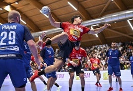 El exfranjivino Javi Rodríguez lanza desde los seis metros.