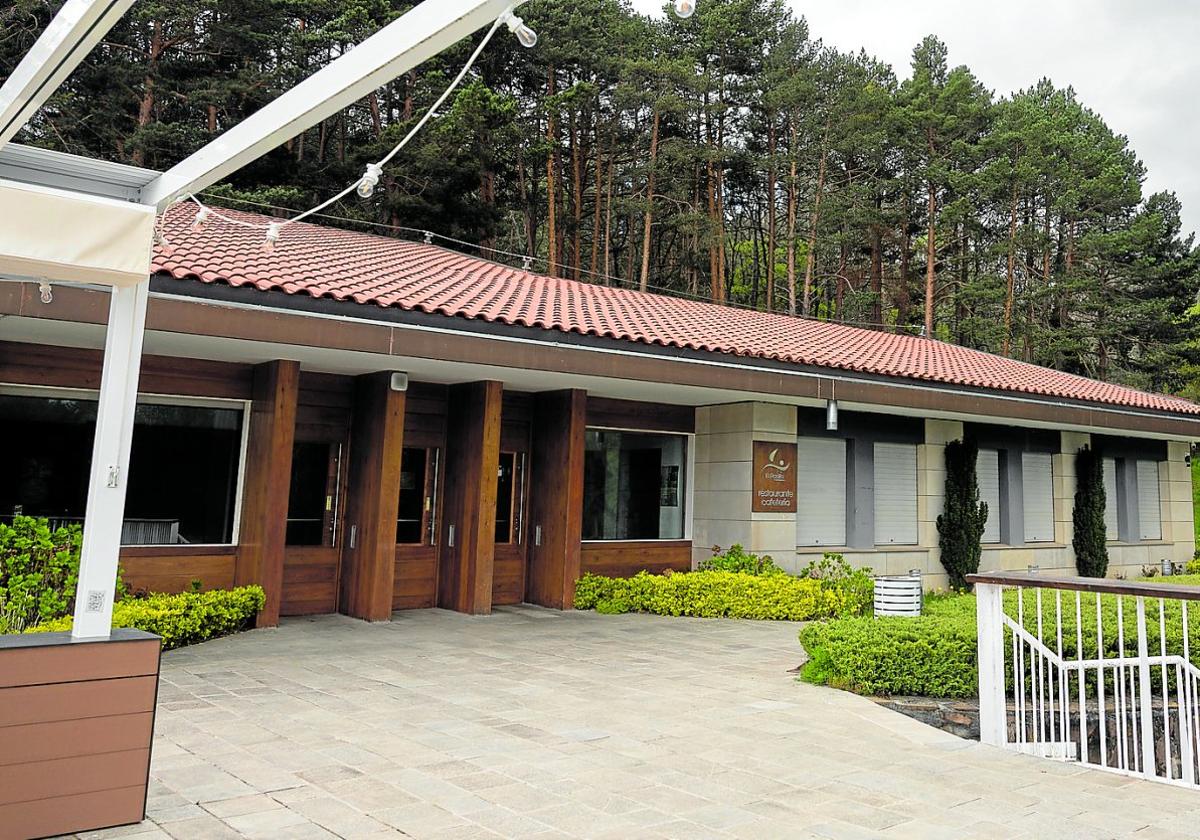 Bar y restaurante del Club Náutico de El Rasillo, actualmente cerrados y a la espera de una nueva adjudicación.