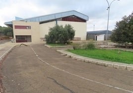 Colmatar la antigua pista de karts junto al frontón y hacerla una zona accesible es una de las actuaciones.