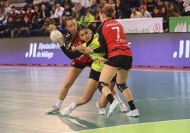 Las exSporting Paula García y Martina Mazza sujetan a Marina.