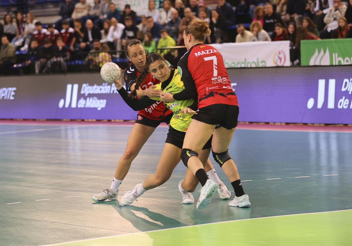 Las exSporting Paula García y Martina Mazza sujetan a Marina.