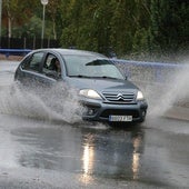 Un coche circula por Logroño una tarde de tormenta.