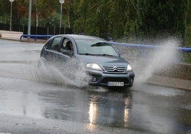 Un coche circula por Logroño una tarde de tormenta.