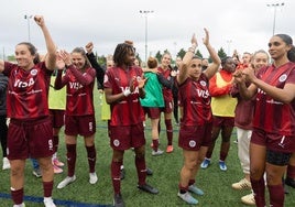 Las jugadoras del DUX Logroño celebran su resultado de la ida contra el AEM en Pradoviejo.