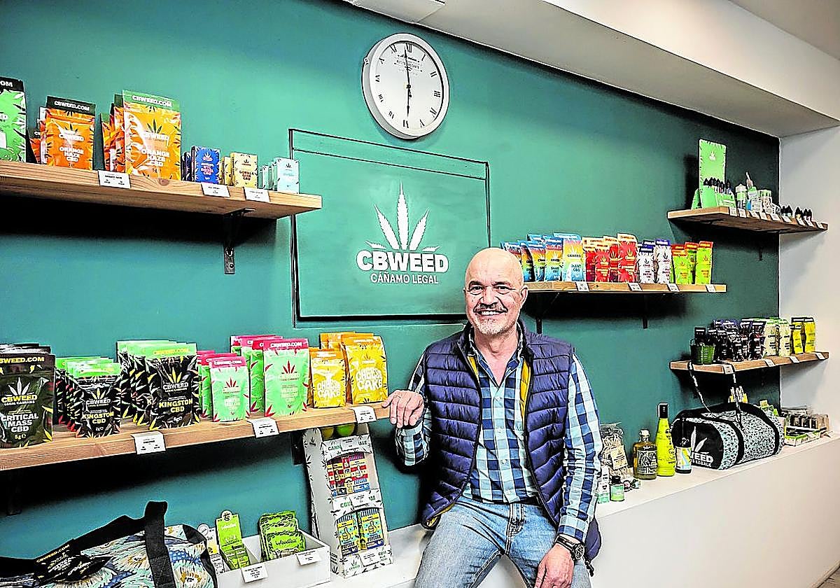 Luis Hita, en su tienda de avenida de Portugal de Logroño.
