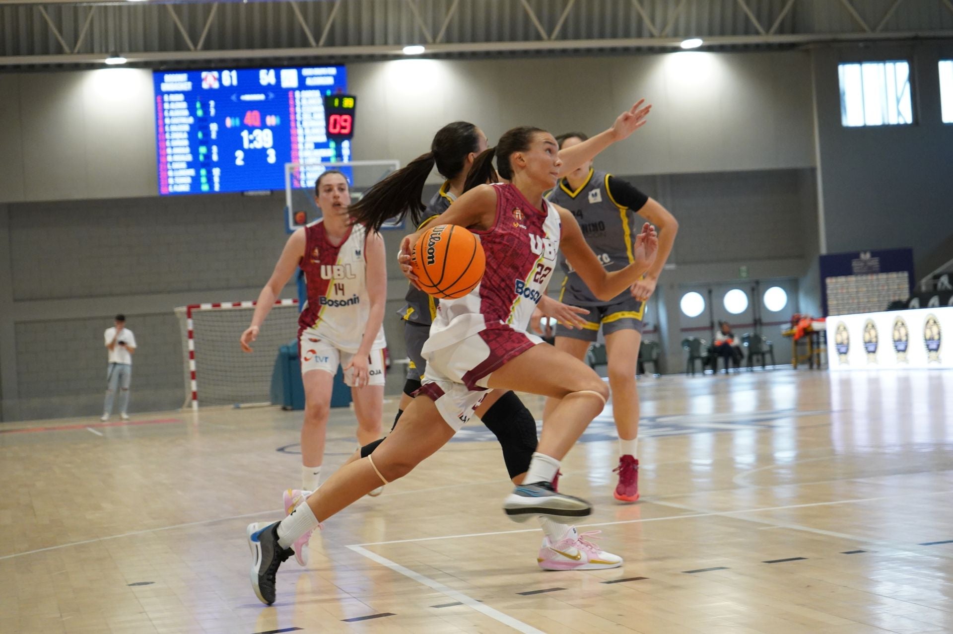María Llorente avanza con el balón en un partido anterior de la fase de ascenso.