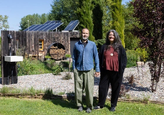 José Luis y Pilar posan en La Casa del Agua, en Santa Coloma