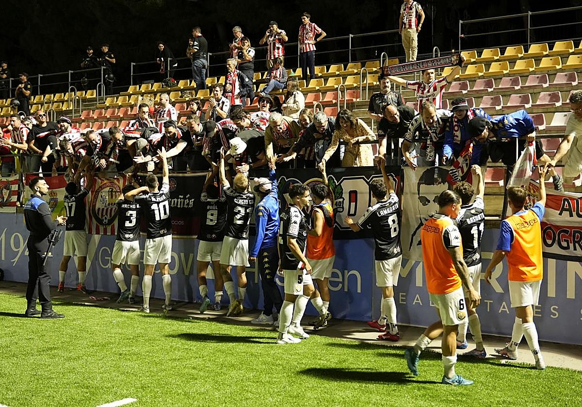 Los jugadores saludan a los aficionados que viajaron a Estepona para animarles.