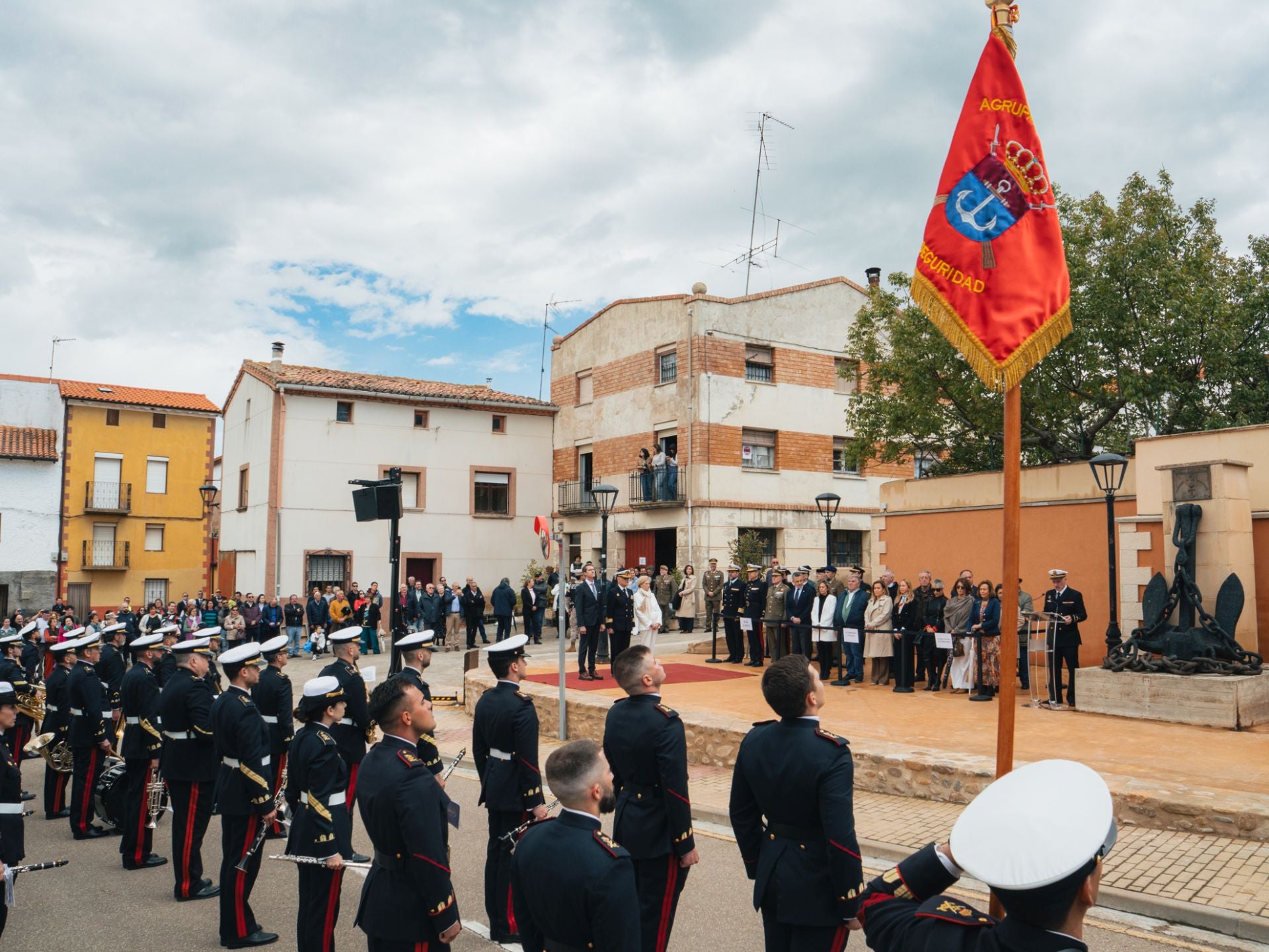 La Armada pone color y música a la inauguración de su plaza en Hervías