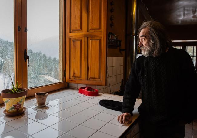 Roberto Pajares observa las vistas desde la ermita Lomos de Orios.