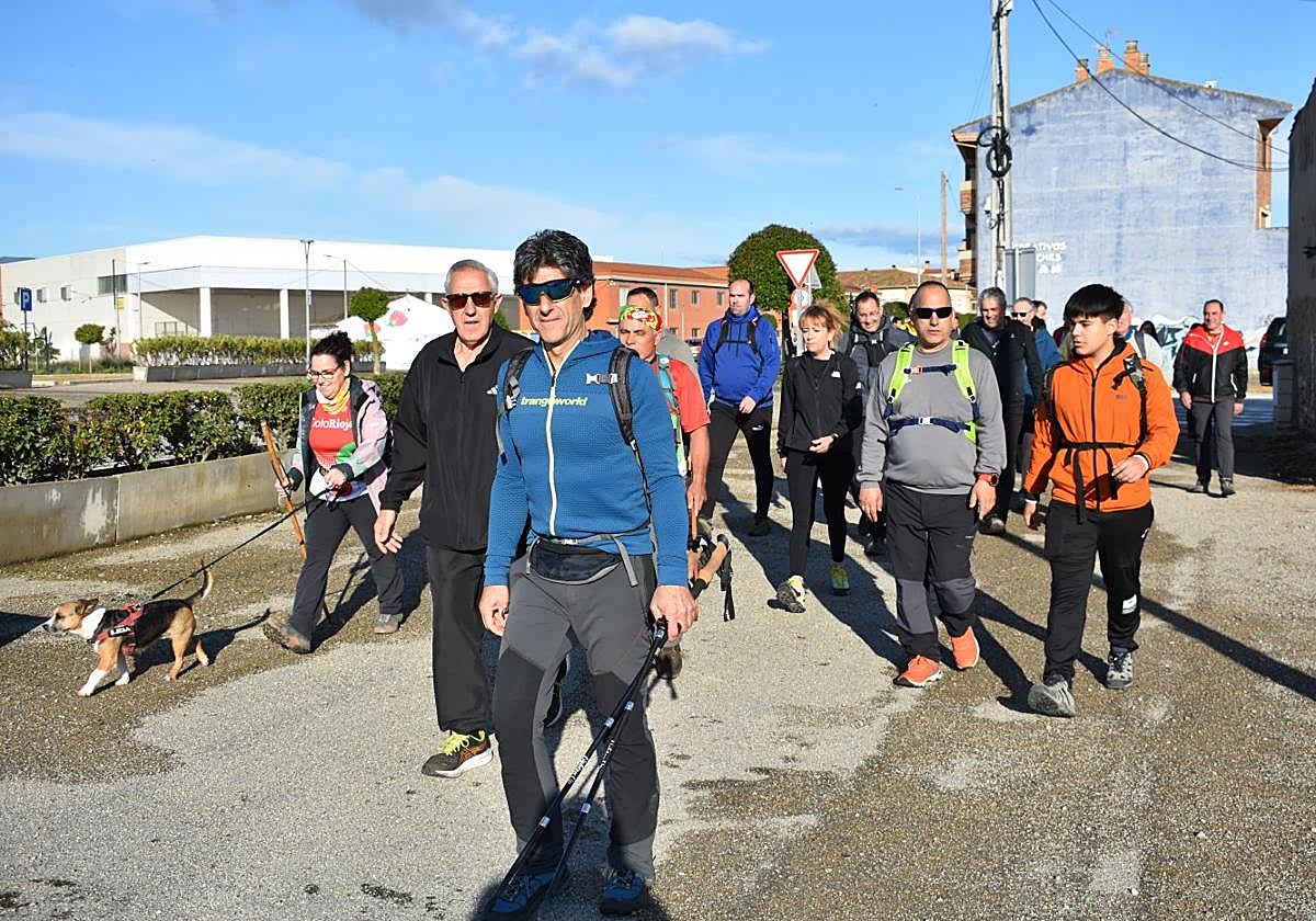 Algunos participantes en la XXII marcha senderista Villa de Pradejón celebrada ayer.