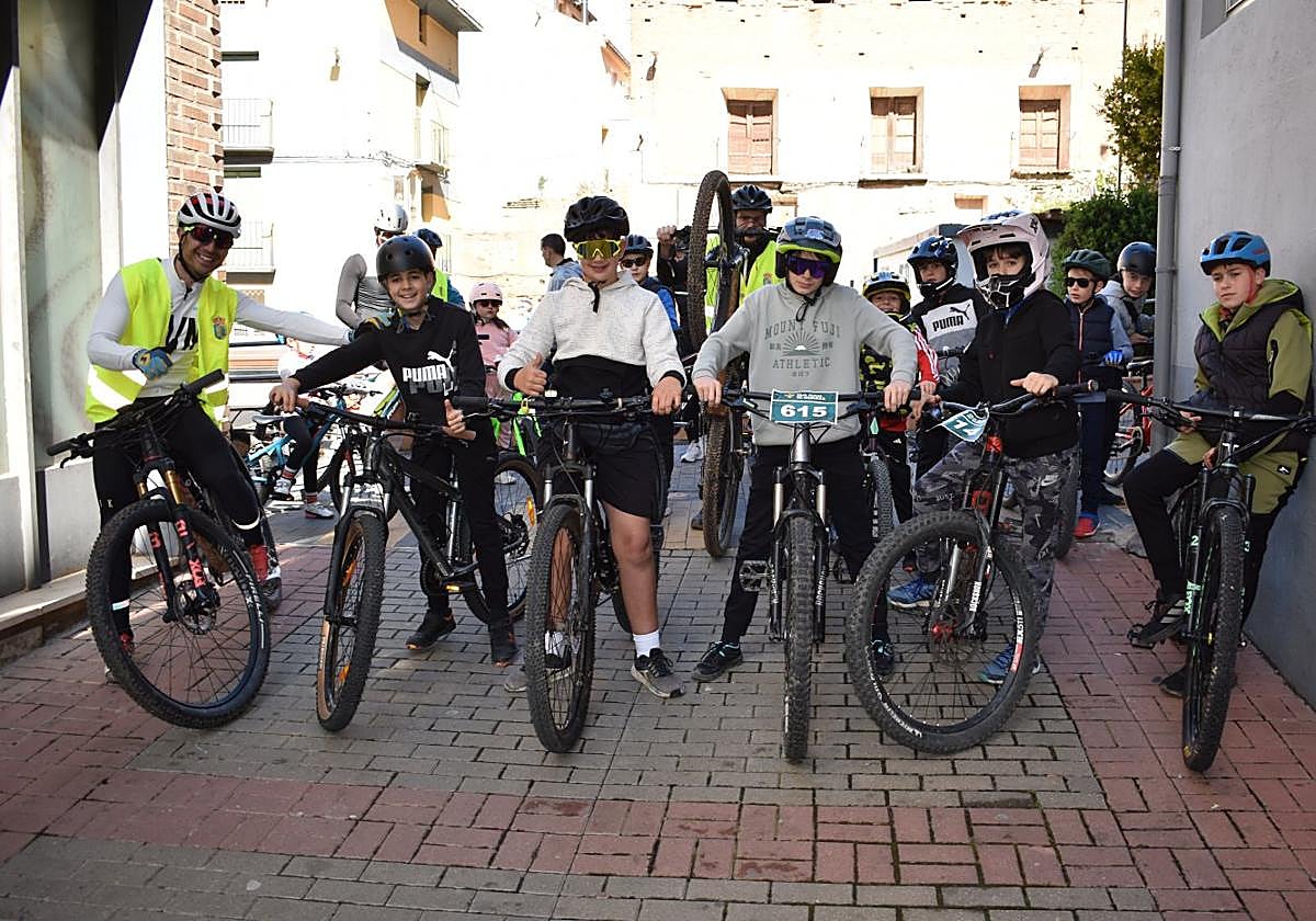 Salida de la ruta del día de la bici, ayer en Quel.