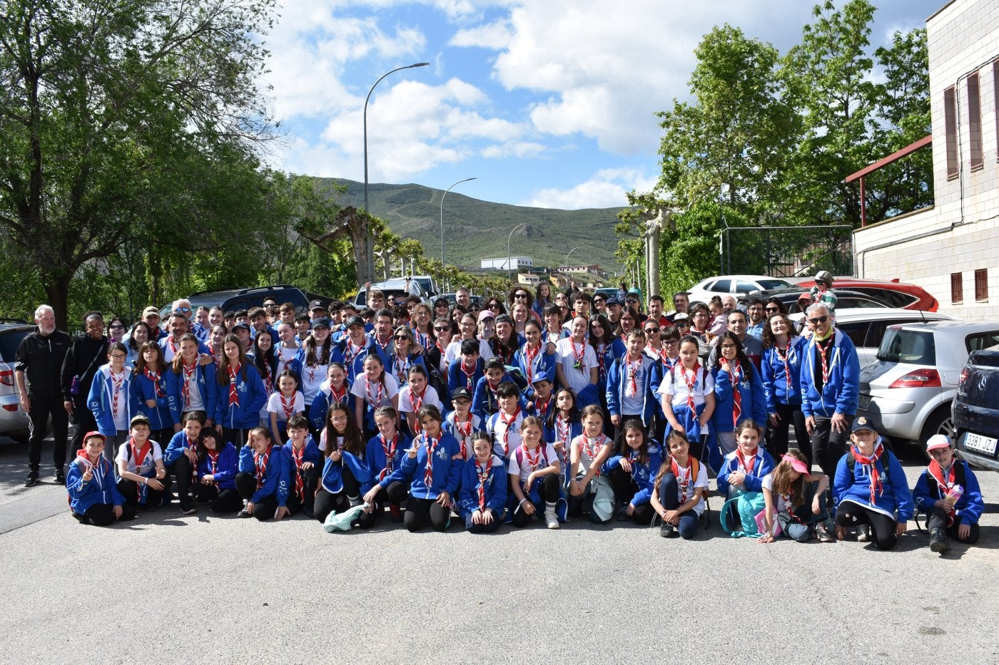 Fotografía de familia de los scouts de Autol antes de iniciar la ruta a Valbuena.