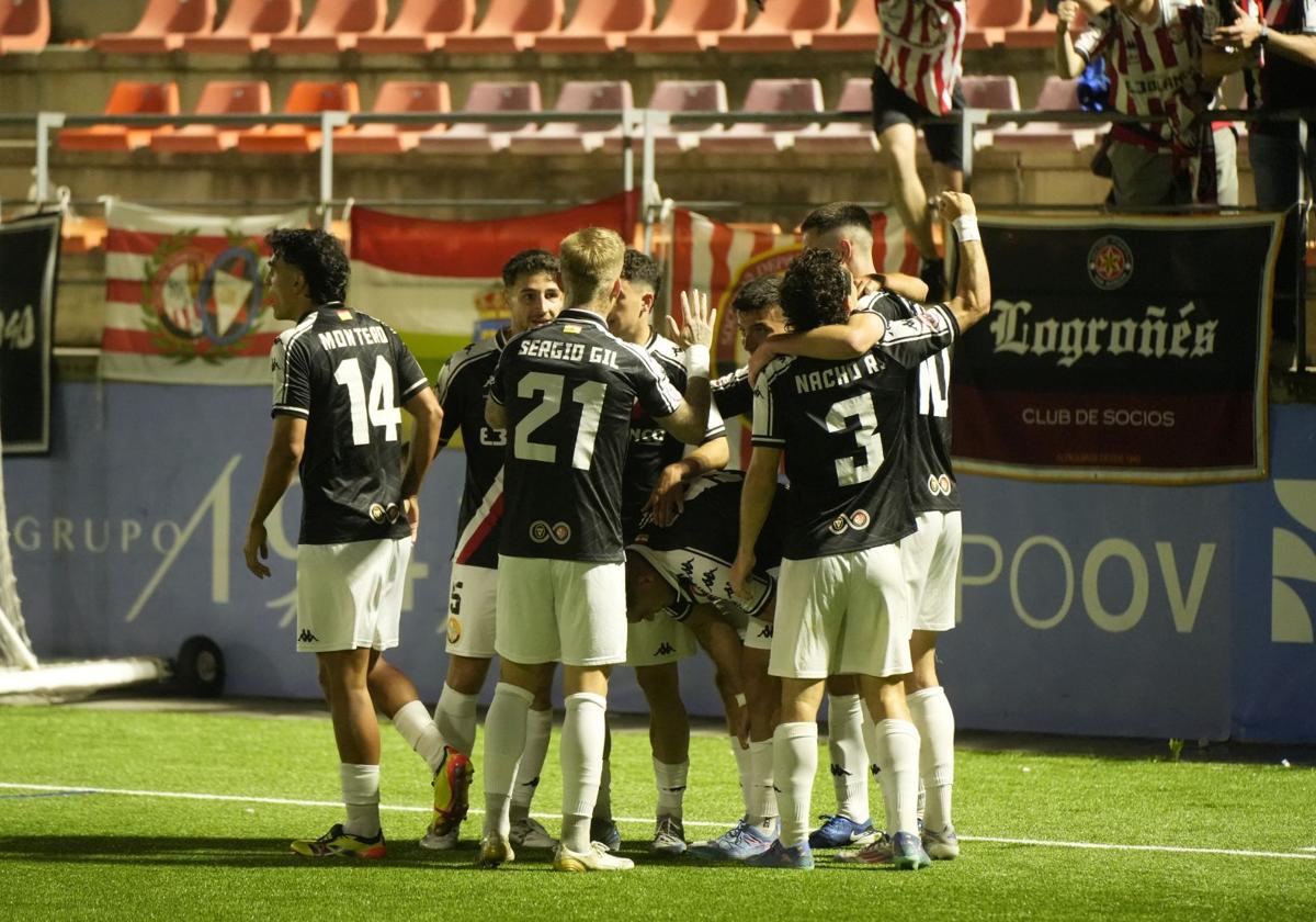 Los jugadores blanquirrojos celebran su gol junto a algunos de los aficionados que les acompañaron.
