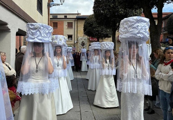 Las doncellas de Santo Domingo, durante su desfile por las calles de la ciudad.