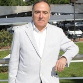 Javier Zurbano, delegado de UNEF en La Rioja, posa ante los paneles solares de la plaza de la Vendimia de Logroño.