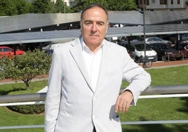 Javier Zurbano, delegado de UNEF en La Rioja, posa ante los paneles solares de la plaza de la Vendimia de Logroño.