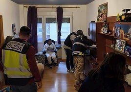 Registro de una de las viviendas durante la operación policial.