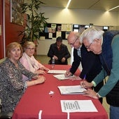 Recogida de firmas ayer en el CPA de Calahorra para que abra los domingos de verano.