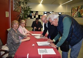 Recogida de firmas ayer en el CPA de Calahorra para que abra los domingos de verano.