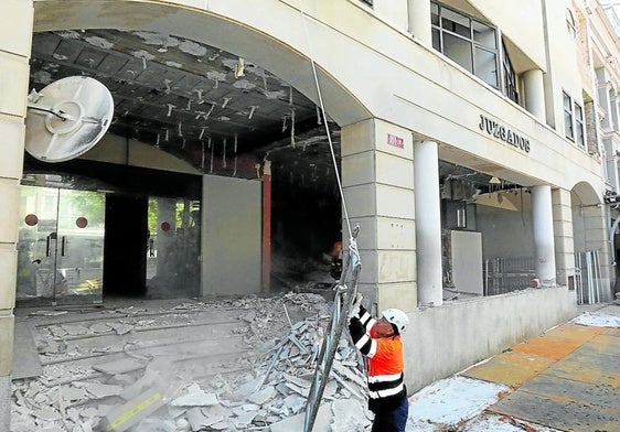 Obras de desescombro y retirada en el edificio de los antiguos juzgados, que albergará la futura ampliación del Teatro Bretón.