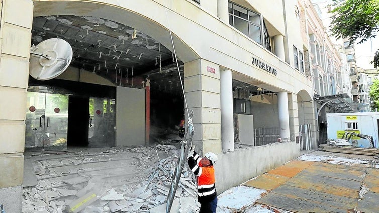 Obras de desescombro y retirada en el edificio de los antiguos juzgados, que albergará la futura ampliación del Teatro Bretón.