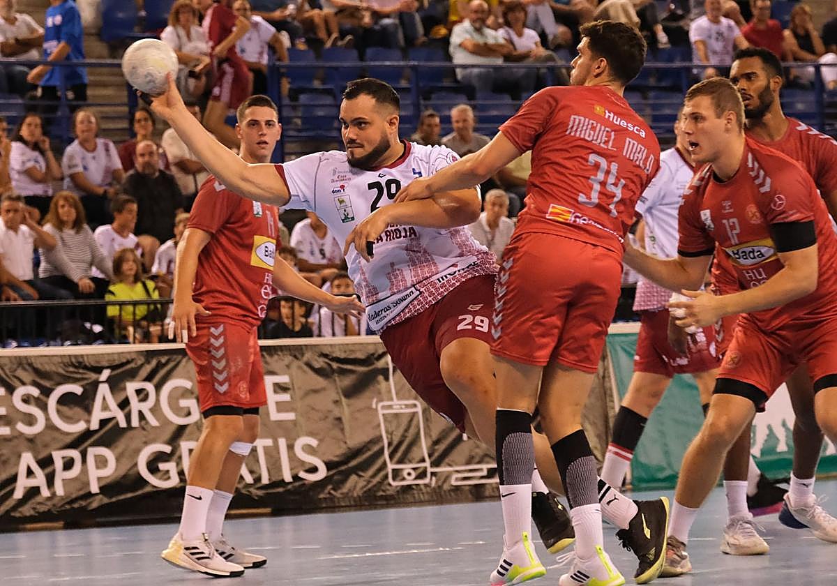 Javi García penetra la defensa del Huesca en un partido anterior.