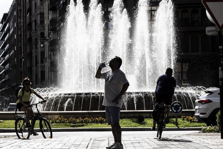 Bebiendo agua en una ola de calor el verano pasado.