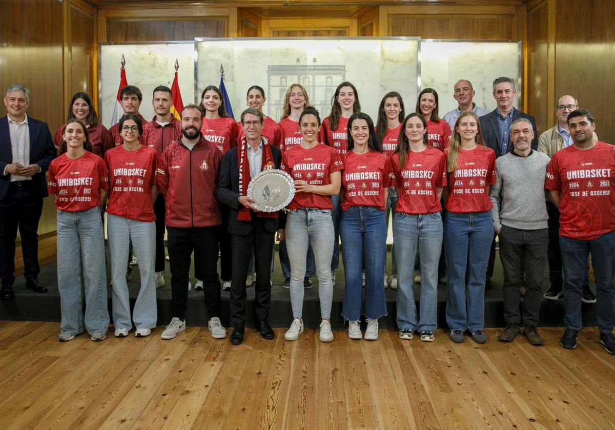 Imagen principal - Rececpión del Gobierno de La Rioja al Unibasket.