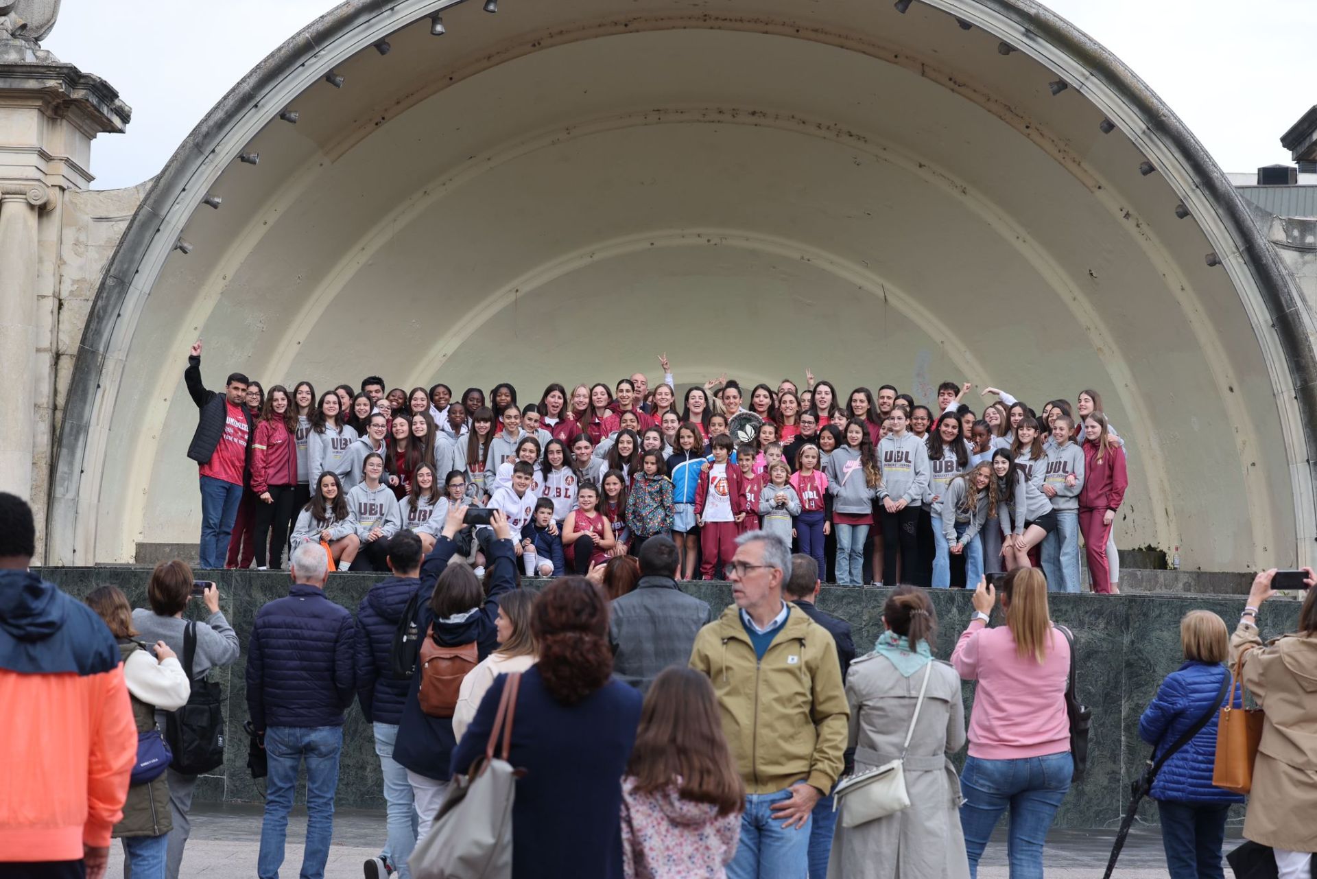 Cánticos, aplausos y abrazos en la celebración del Unibasket en El Espolón