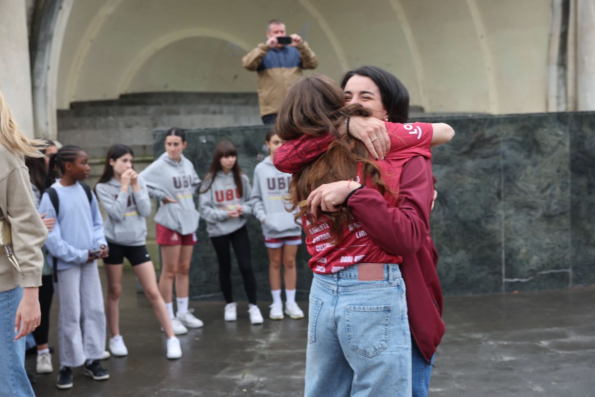 Cánticos, aplausos y abrazos en la celebración del Unibasket en El Espolón