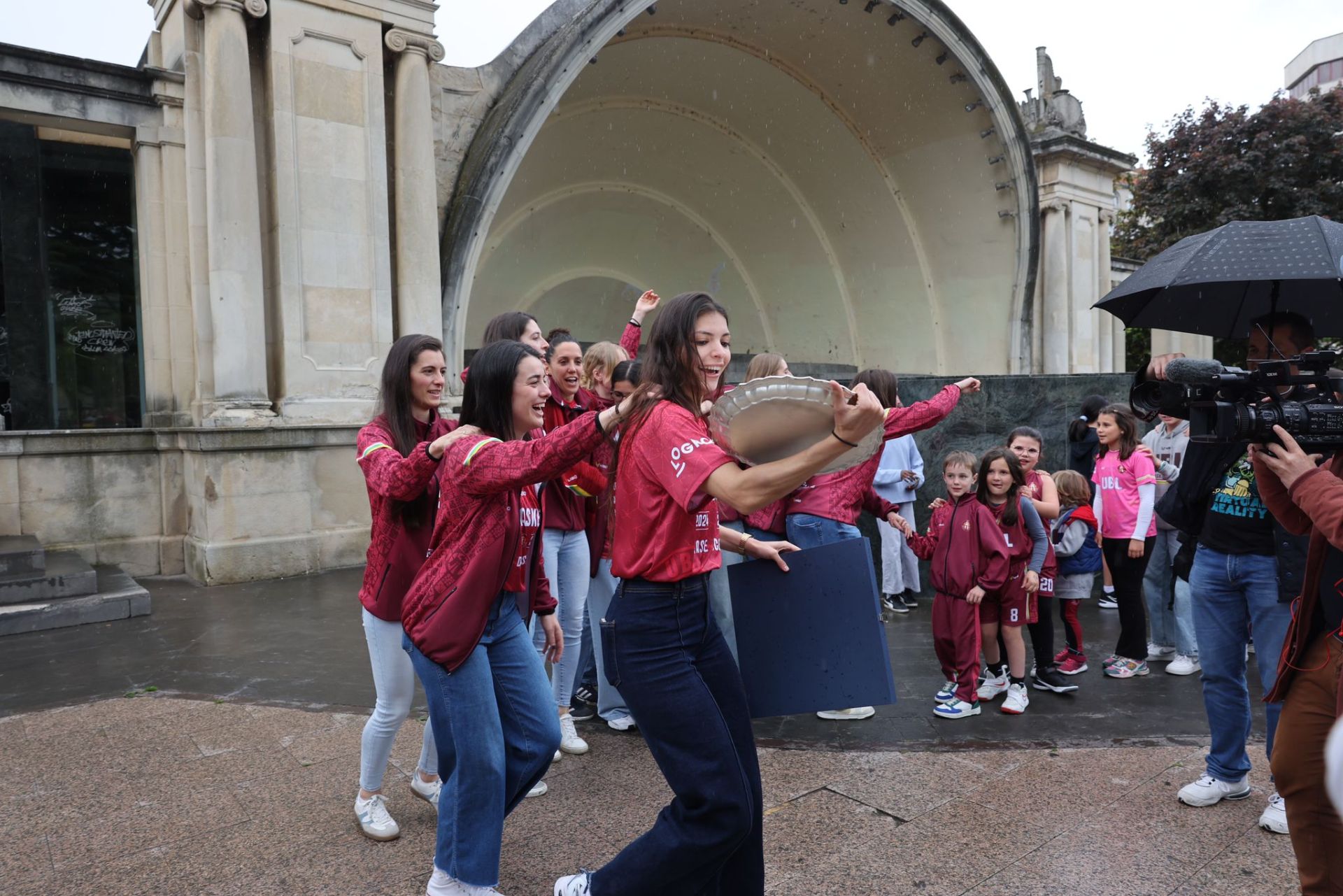 Cánticos, aplausos y abrazos en la celebración del Unibasket en El Espolón