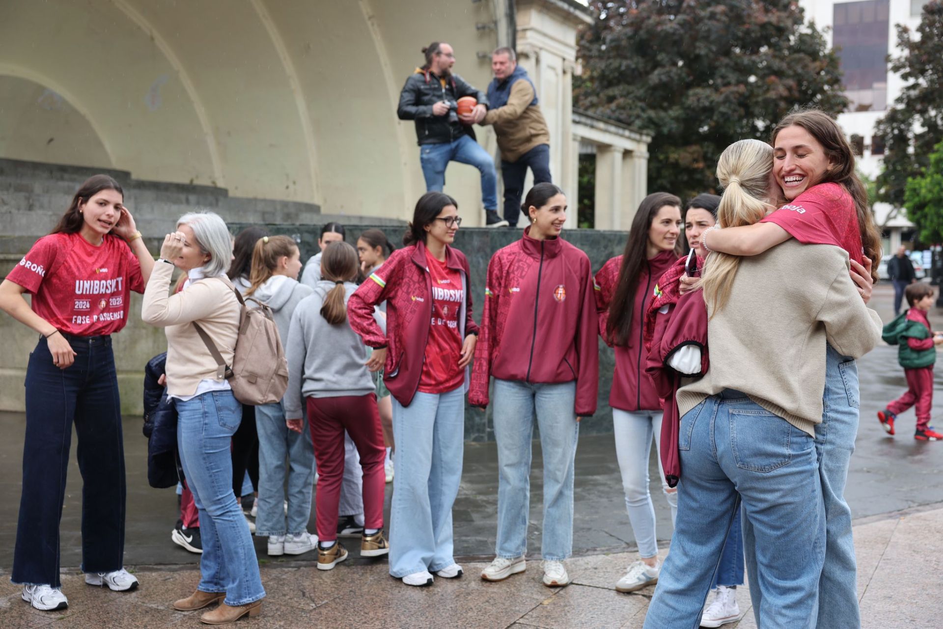 Cánticos, aplausos y abrazos en la celebración del Unibasket en El Espolón