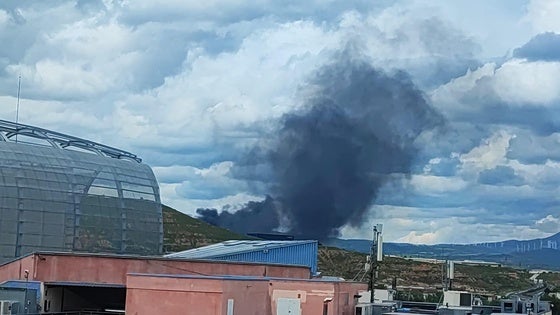 La nube de humo causada por el fuego en Euroresin se podía ver desde Logroño.