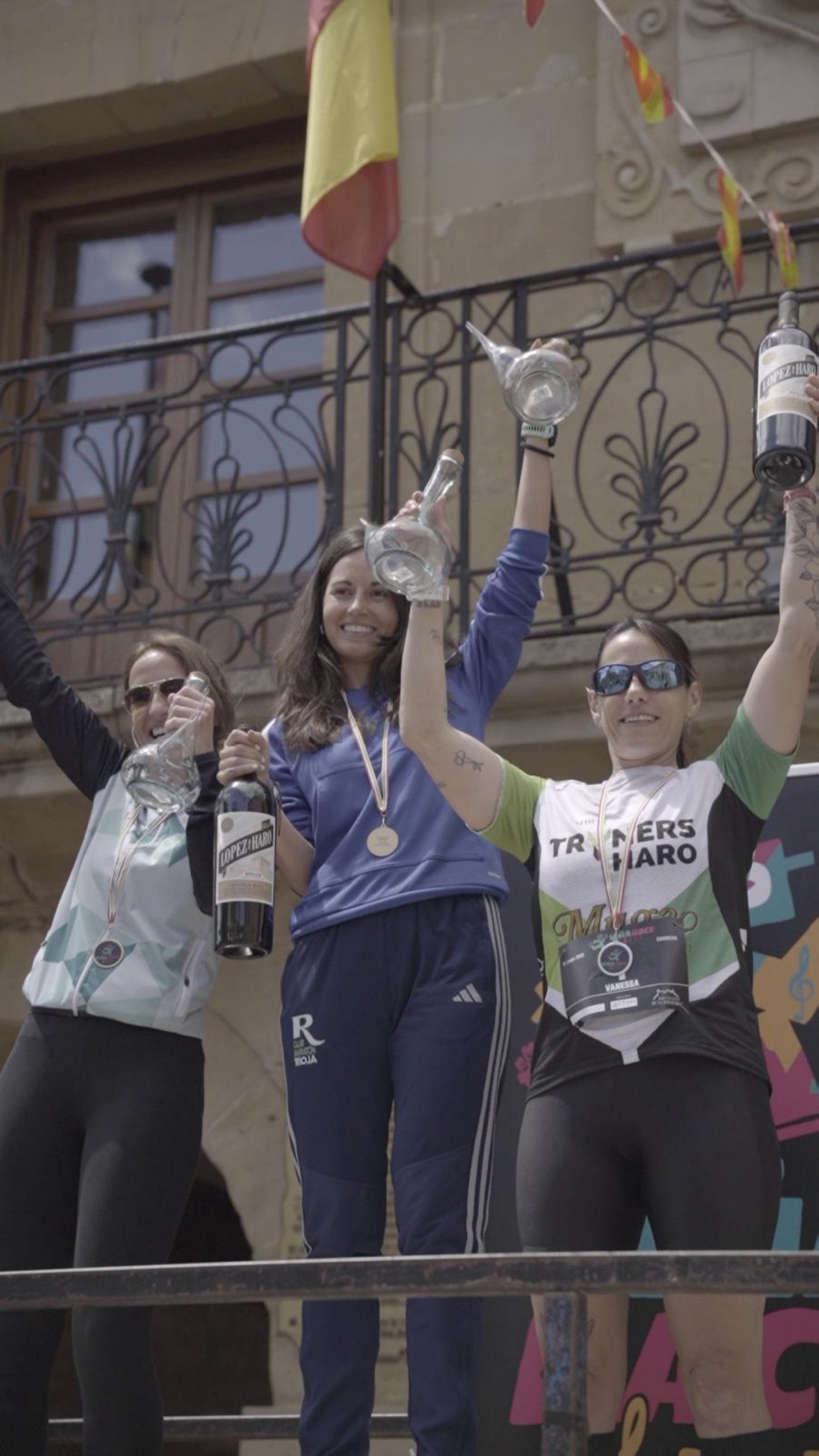 El podio femenino, con algunos de los obsequios.