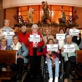 Fieles de Santa Teresita, ante el paso de la Flagelación que se custodia en el templo.