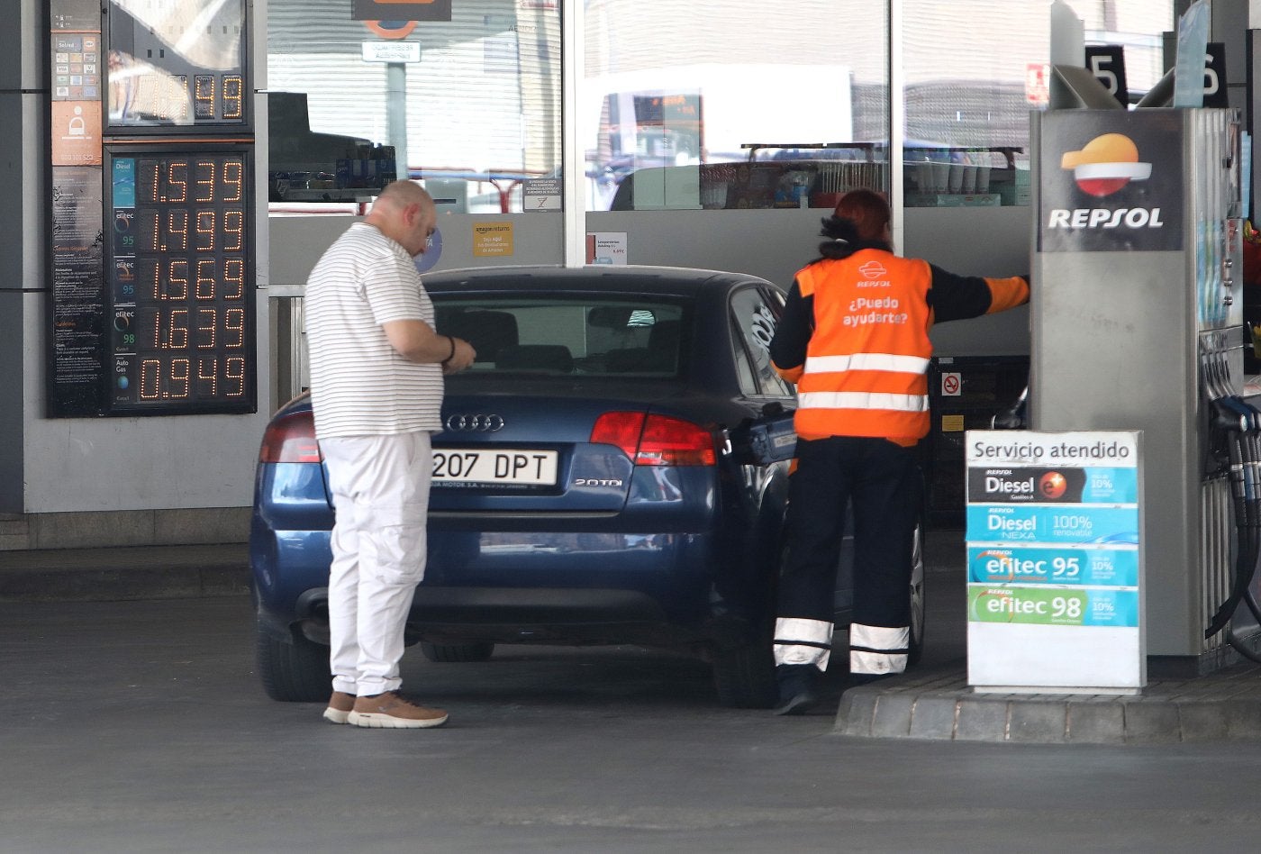 Llenar el depósito cuesta hoy 25 euros menos que hace tres años