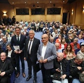 Ortega Lara, en el centro del pasillo, llenó ayer las 130 plazas de la sala de Ibercaja.